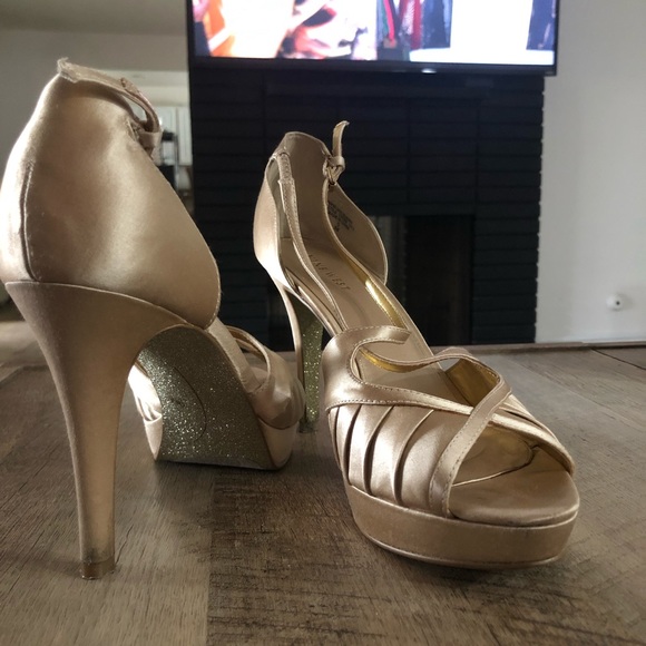Gold Nine West Bumble Lion heels. - Picture 2 of 4